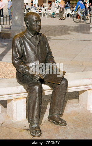 Bronzestatue von Pablo Picasso von Francisco Lopez, in Plaza De La Merced, Malaga, Andalusien, Spanien Stockfoto