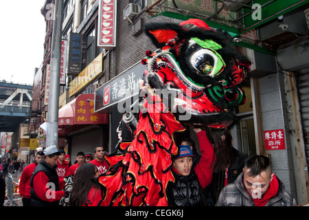 Am ersten Tag des neuen Mondjahres besuchen Feier Drachen Tänzer in New York Geschäfte um ihnen Glück zu bringen Stockfoto