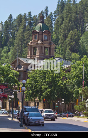 City of Deadwood Black Hills South Dakota in USA US-Autos im Straßenverkehr US-Hochauflösung im vertikalen Format Stockfoto