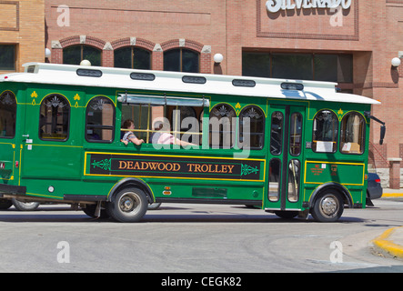 City of Deadwood Black Hills South Dakota in den USA der grüne Bus mit Fahrgästen auf der Stadtstraße in horizontaler Hochauflösung Stockfoto