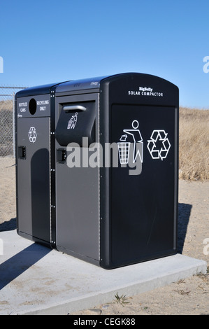 Solarbetriebene recycling Müllpresse außerhalb am Strand USA. Stockfoto