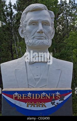 Statue des US-Präsidenten Abraham Lincoln im Presidents Park Lead American Black Hills National Forest South Dakota Symbol in den USA vertikale Hochauflösung Stockfoto