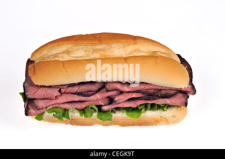 Roastbeef sub Sandwich mit Salat auf Brötchen auf weißem Hintergrund Ausschnitt. Stockfoto