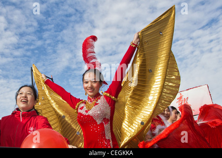 Frauen reiten auf China Press schweben in 2012 chinesischen Lunar New Year Parade in Flushing Stockfoto