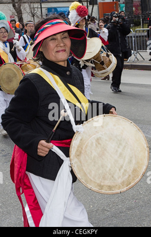 Schlagzeuger aus der koreanische traditionelle Musik und Tanz-Institut an der 2012 Chinese Lunar New Year Parade in Flushing Stockfoto