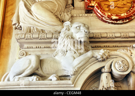 Herrlichen geschnitzten Löwen Teil ein Marmorkamin Mantel eines historischen europäischen Gebäude, Hotel de Ville de Lyon, Frankreich. Stockfoto