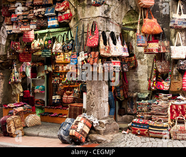 Shop Verkauf Taschen in Nuru Osmaniye St, Grand Bazaar, Beyazit, Istanbul, Türkei Stockfoto