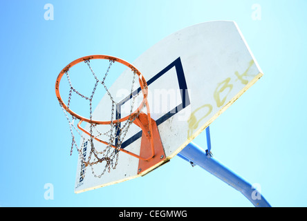 Outdoor-Basketballkorb mit Rückwand Stockfoto