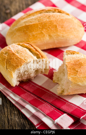 die Brötchen auf rot-weiß karierte Serviette Stockfoto