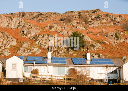 Sonnenkollektoren auf Rat Häuser / soziale Gehäuse im Stil der Kapelle im Langdale Valley, Lake District, Großbritannien. Stockfoto