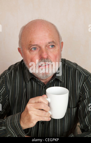 Hände halten eine Kaffeetasse Stockfoto