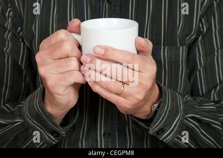 Hände halten eine Kaffeetasse Stockfoto