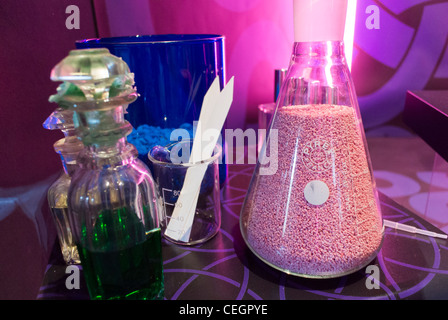 Paris, Frankreich, Französische Parfümindustrie, auf der Ausstellung (im Büro des Kulturministers) Parfümflaschen, Parfumeur, Pariser Wissenschaft Stockfoto