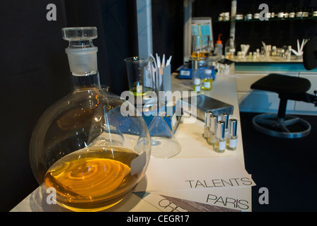 Paris, Frankreich, Französische Parfümindustrie, auf der Ausstellung im Forschungslabor (Büro des Kulturministers), Parfumeur, Pariser Wissenschaft Stockfoto