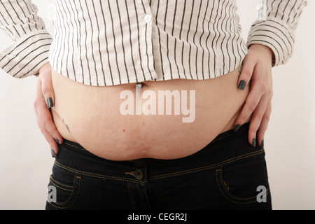 Frau mit großen Magen stehend mit Händen auf den Hüften. Stockfoto