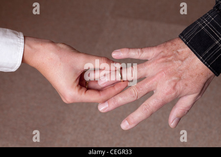 Alt und jung heiraten Stockfoto