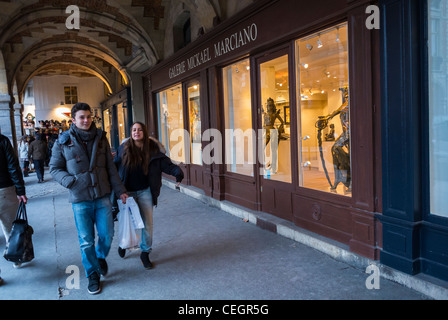 Paris, Frankreich, Teenager mit Einkaufstaschen, im Viertel Le Marais, Spaziergang auf einem Gehweg in der Nähe von Kunstgalerien, 'Place des Vosges' Pariser geschäftige Straßenszene, Geschäfte, Straße Paris tagsüber Stockfoto