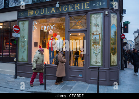 Paris, Frankreich, Frauen Schaufensterbummel, in Le Marais-Viertel, Ekyog Kleidung Boutique, in ehemaligen französischen Bäckerei Shop Frontscheibe, Sonntag Nachmittag Stockfoto