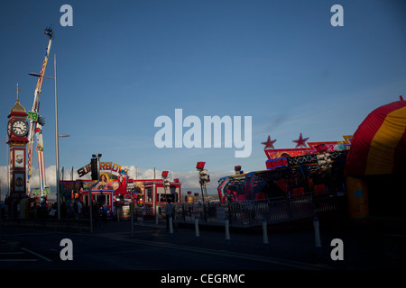 Kirmes am Weymouth Promenade neben dem Uhrturm Stockfoto