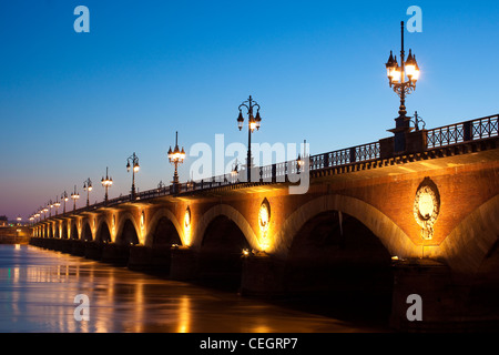 Pont de Pierre Brücke über Fluss La Garonne, Bordeaux, Frankreich. Stockfoto