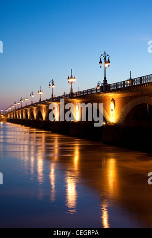 Pont de Pierre Brücke über Fluss La Garonne, Bordeaux, Frankreich. Stockfoto