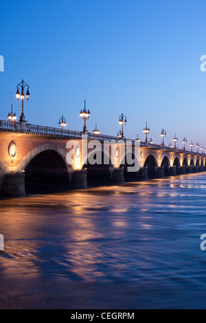 Pont de Pierre Brücke über Fluss La Garonne, Bordeaux, Frankreich. Stockfoto