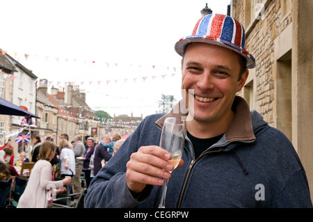 Mann trägt einen Hut union Jacke und bei einem traditionellen englischen Street Party feiern Stockfoto