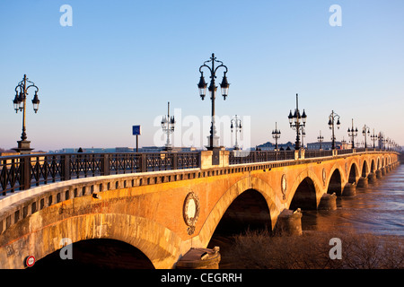Pont de Pierre Brücke über Fluss La Garonne, Bordeaux, Frankreich. Stockfoto