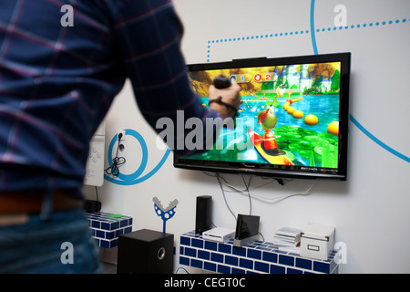 Mann auf der Wii-Konsole zu spielen. Stockfoto
