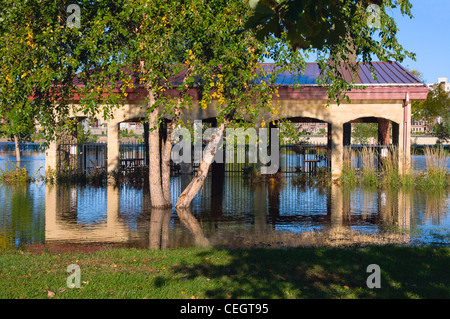 Picknick-Pavillons auf Harriet Insel in Saint Paul unter Hochwasser des Mississippi Flusses Stockfoto