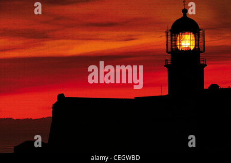 Portugal, Algarve: Sonnenuntergang am Leuchtturm von Kap St. Vincent in der Nähe von Sagres Stockfoto