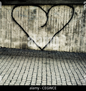 Herz auf eine Betonmauer gemalt Stockfoto