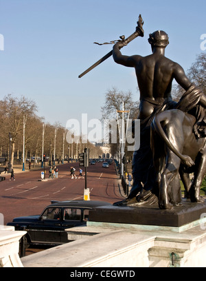 Blick entlang der Mall aus Victoria Denkmal London England Europa Stockfoto