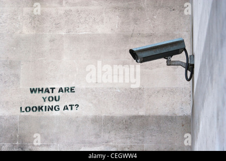 CCTV und "Was schaust du an?" Schablone von Banksy, Marble Arch, London. Stockfoto