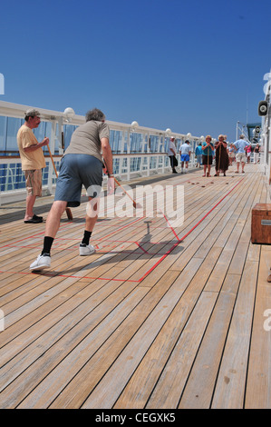 Deck-Spiele auf Kreuzfahrtschiff Stockfoto