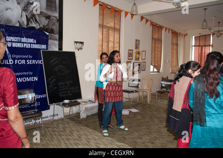 Frauen, die Ausbildung in der Kommunalverwaltung - Panchayat Raj teilnehmen. Werkstatt von indischen NGO Guild of Service in Vrindavan, Indien Stockfoto