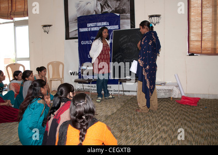 Frauen, die Ausbildung in der Kommunalverwaltung - Panchayat Raj teilnehmen. Werkstatt von indischen NGO Guild of Service in Vrindavan, Indien Stockfoto