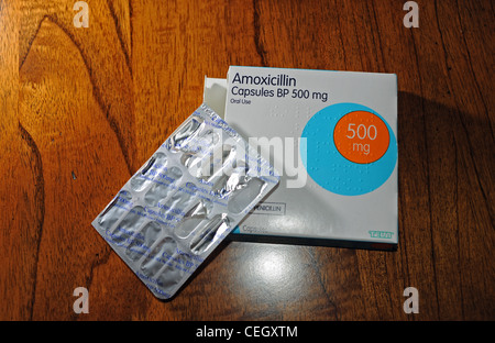 Amoxicillin Antibiotika Kapseln oder Tabletten mit Infektionen helfen enthält penicillin Stockfoto