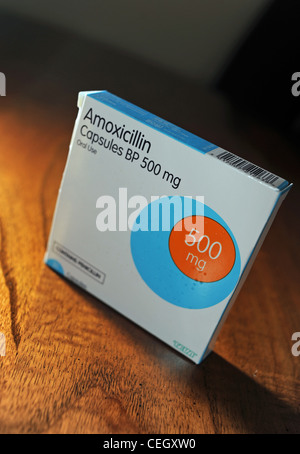 Amoxicillin Antibiotika Kapseln oder Tabletten mit Infektionen helfen enthält penicillin Stockfoto