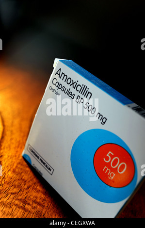 Amoxicillin Antibiotika Kapseln oder Tabletten mit Infektionen helfen enthält penicillin Stockfoto