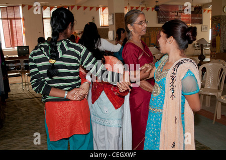 Frauen, die Ausbildung in der Kommunalverwaltung - Panchayat Raj teilnehmen. Werkstatt von indischen NGO Guild of Service in Vrindavan, Indien Stockfoto