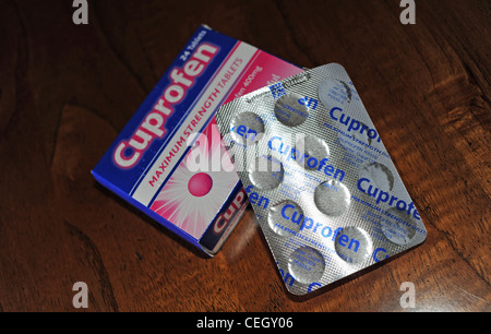 Cuprofen Maximalkraft Schmerzmittel Tabletten oder Ibuprofen-Container-box Stockfoto