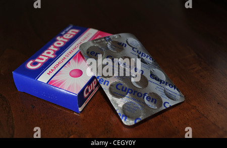 Cuprofen Maximalkraft Schmerzmittel Tabletten oder Ibuprofen-Container-box Stockfoto