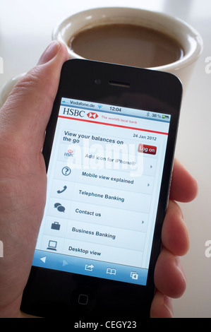 Online-banking mit HSBC mobile Banking-Seite auf einem iPhone 4G Smartphone Stockfoto