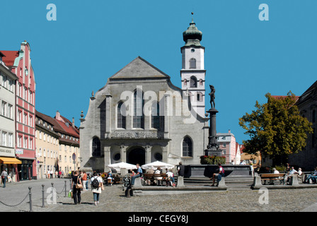 Marktplatz von Lindau im Bodensee mit der evangelischen Pfarrkirche Sankt Stephan und dem Neptunbrunnen. Stockfoto