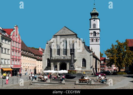 Marktplatz von Lindau im Bodensee mit der evangelischen Pfarrkirche Sankt Stephan und dem Neptunbrunnen. Stockfoto