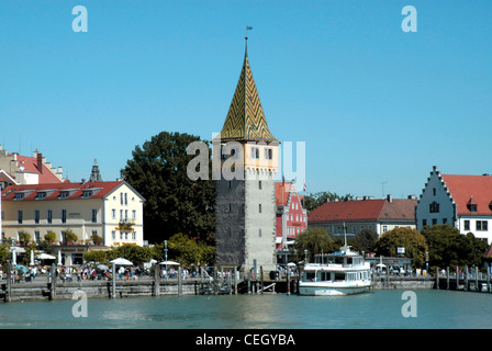 Hafen von Lindau im Bodensee mit Mangturm. Stockfoto