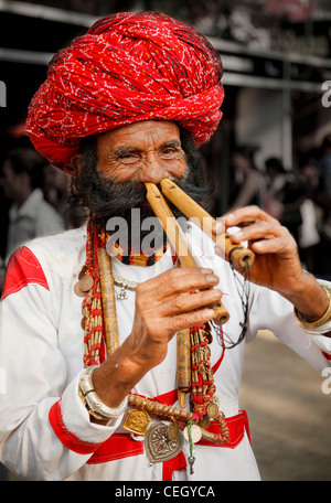 Rajasthani Jongleur Flötenspiel durch die Nase Stockfoto