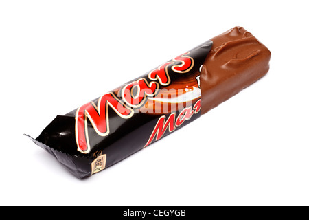 Mars bar in einer zerrissenen Folienverpackung auf weißem Hintergrund Stockfoto