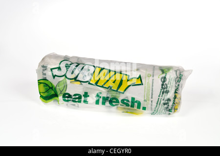 Verpackt U-Bahn Marke footlong submarine Sandwich auf weißem Hintergrund Ausschnitt USA. Stockfoto